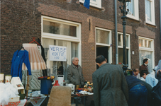 862608 Afbeelding van het publiek en enkele verkopers tijdens de vrijmarkt op Koninginnedag in de Bergstraat in Wijk C ...